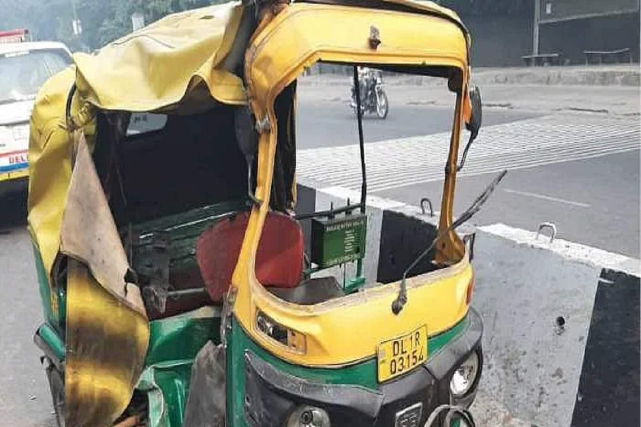 কলকাতায় মর্মান্তিক দুর্ঘটনা! উল্টে গেল অটো, ভয়ঙ্কর মৃত্যু কলেজ ছাত্রের!