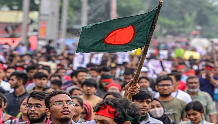 জুলাইয়ের মাঝামাঝি সময়ে যখন তিনি ঢাকা বিশ্ববিদ্যালয়ের অন্যান্য ছাত্রদের সঙ্গে পুলিশের হাতে আটক হন তখন তাঁর সক্রিয়তা জাতীয় দৃষ্টি আকর্ষণ করে। বিক্ষোভগুলি হিংসাত্মক সংঘর্ষে পরিণত হয়, যার ফলে প্রায় ৩০০ জনের মৃত্যু হয়,যাদের মধ্যে অনেক ছাত্র ছিল।