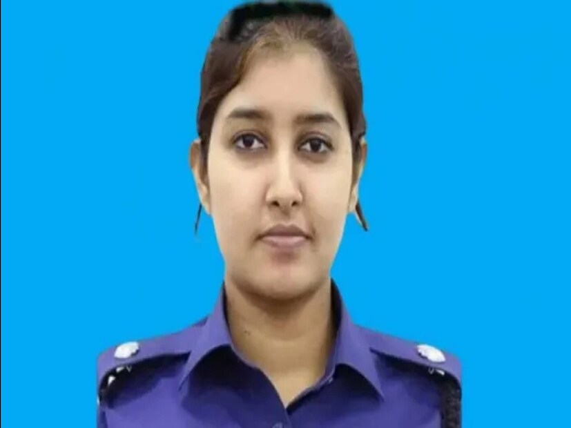 এবার ঢাকা মহানগর পুলিশের (ডিএমপি) সাবেক অতিরিক্ত উপকমিশনার সানজিদা আফরিনকে সাময়িক বরখাস্ত করা হয়েছে। রবিবার বাংলাদেশের স্বরাষ্ট্র মন্ত্রকের তরফে এক বিজ্ঞপ্তি প্রকাশ করে তাঁকে বরখাস্ত করার কথা জানানো হয়েছে। সানজিদা আর্মড পুলিশ ব্যাটালিয়নে (এপিবিএন) কর্মরত ছিলেন। 
