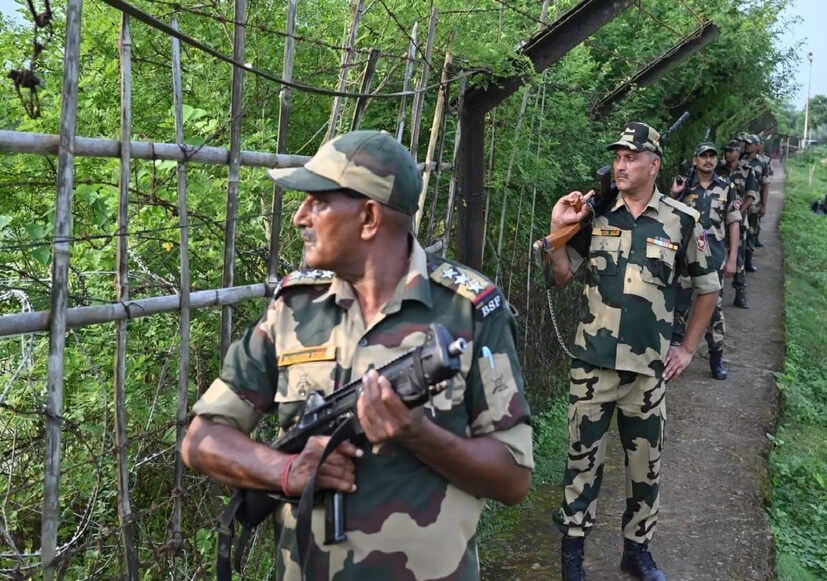 এদিকে, নৈরাজ্যের বাংলাদেশে হিন্দু নির্যাতন চলছেই। এবার বাড়িতে ঢুকে খুন করা হল সনাতন জাগরণ মঞ্চের এক নেতার মা-কে। নিপীড়নের লাইভস্ট্রিমিং করায় গ্রেফতার করা হল এক হিন্দু যুবককে। চলল মন্দিরে ভাঙচুর। নিজের দেশেই সমালোচনার মুখে ইউনূস সরকার। 