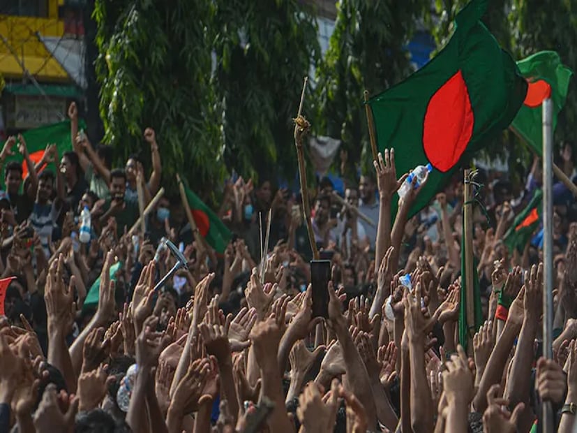 এমনকি সন্তানকে খুন পর্যন্ত করতে বাধ্য হয়েছেন এক বাবা। মাদক সহজলভ্য হওয়ায় স্কুল-কলেজ ও বিশ্ববিদ্যালয়ের নতুন নতুন শিক্ষার্থী জড়াচ্ছে মাদকে। এই ভয়াবহ অবস্থা নিরসনে সরকারের কাছে মাদক সংস্কার কমিশন গঠনের দাবি উঠছে। মাদকদ্রব্য নিয়ন্ত্রণ অধিদফতর, মাদক বিশেষজ্ঞ, পুলিশের সঙ্গে কথা বলে এই অনাকাঙ্ক্ষিত বাস্তবতার চিত্র পাওয়া গিয়েছে।
