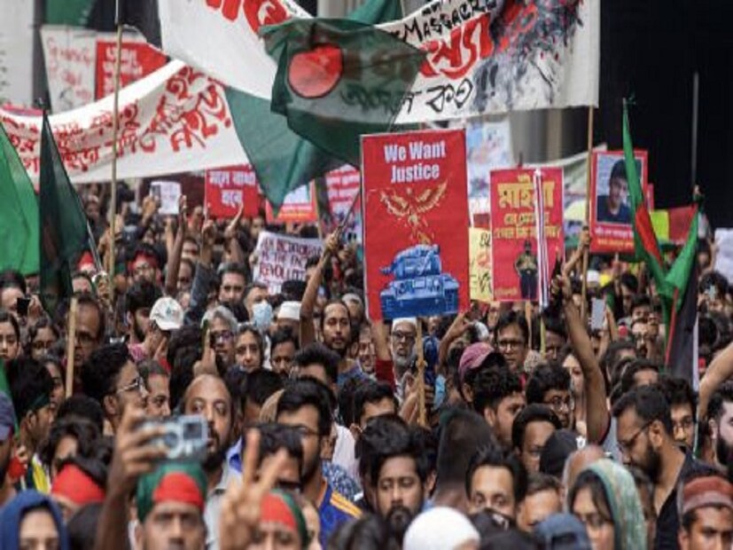 সূত্রের খবর, ছাত্র-জনতার অন্দোলনে আওয়ামী লীগ সরকারের পতনের পর ছাত্রদের প্রতি বিভিন্ন শ্রেণি-পেশার মানুষ স্নেহশীল। এই সুযোগে কিছু শিক্ষার্থী প্রকাশ্যে রাজধানীর অলিগলিসহ স্কুল, কলেজ ও বিশ্ববিদ্যালয়ে মাদক সেবন করছে। আর ক্যাম্পাসেই মিলছে স্বল্পমূল্যে মাদক। পড়াশোনার সঙ্গে বিচ্ছেদও ঘটছে তাদের। নতুন নতুন শিক্ষার্থীও মাদকে জড়াচ্ছে। স্থানীয় মাদক ব্যবসায়ীরাও কৌশলে শিক্ষার্থীদের মাধ্যমে কোকেন, গাঁজা, মদ, মারিজুয়ানা, ইয়াবা, ফেনসিডিল, হিরোইন, প্যাথিডিন, সিসা, এলএসডির মতো মাদকের বিস্তার ঘটাচ্ছে। 