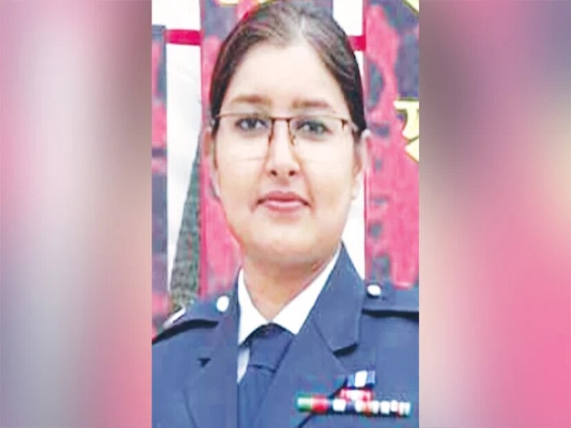 এর সূত্র ধরেই মূলত থানায় নিয়ে ছাত্রলীগ নেতাদের মারধরের ঘটনা ঘটলে সানজিদার নাম আলোচনায় আসে। পরে তাকে নিয়ে সামাজিক যোগাযোগ মাধ্যমগুলোতে শুরু হয় নানা সমালোচনা। দীর্ঘ দিন পর আবারও সমালোচনার মুখে পড়েছেন পুলিশের এই কর্মকর্তা। 