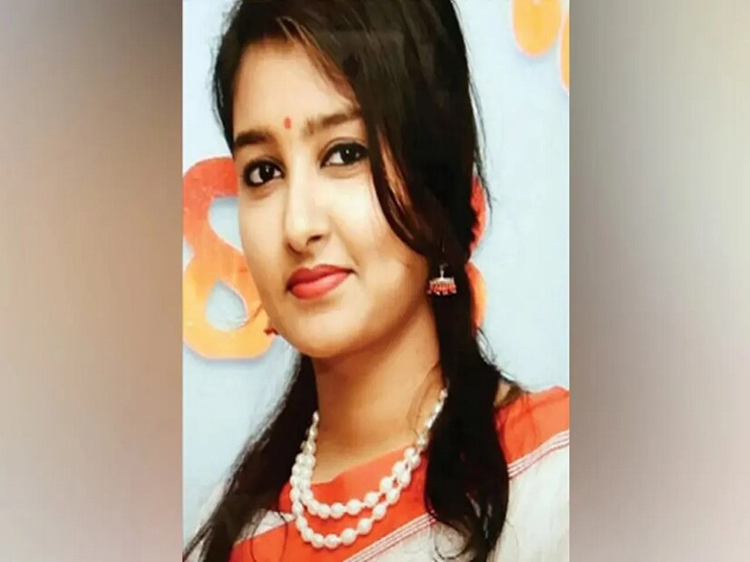 জুলাই-আগস্টের ছাত্র-জনতার অভ্যুত্থানে হত্যার দুটি মামলায় প্রাক্তন আইনমন্ত্রী আনিসুল হক, ক্ষমতাচ্যুত প্রধানমন্ত্রী শেখ হাসিনার প্রাক্তন বেসরকারি শিল্প ও বিনিয়োগ উপদেষ্টা সালমান এফ রহমান এবং ন্যাশনাল টেলিকমিউনিকেশন মনিটরিং সেন্টারের (এনটিএমসি) সাবেক মহাপরিচালক মেজর জেনারেল (অব.) জিয়াউল আহসানকে অব্যাহতি দিয়ে চার্জশিটের ঘটনায় সানজিদার নাম উঠে এসেছে। সানজিদা আফরিনের নির্দেশে গোয়েন্দা পুলিশের (ডিবি) পরিদর্শক জাহাঙ্গীর আরিফ হত্যা মামলা থেকে আনিসুল ও সালমানদের অব্যাহতি দিয়ে চার্জশিট তৈরি করেছিলেন বলে জিজ্ঞাসাবাদে জানিয়েছেন। এই ঘটনায় রবিবার সানজিদাকেও সাময়িক বরখাস্ত করা হয়।