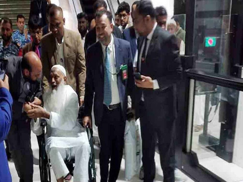 দীর্ঘ ১৩ বছর পর বাংলাদেশে ফিরেছেন বিএনপির ভাইস চেয়ারম্যান কাজী শাহ মোফাজ্জল হোসেন কায়কোবাদ। শনিবার বেলা ১১টা ২০ মিনিটে শাহজালাল আন্তর্জাতিক বিমানবন্দরে পৌঁছান তিনি।