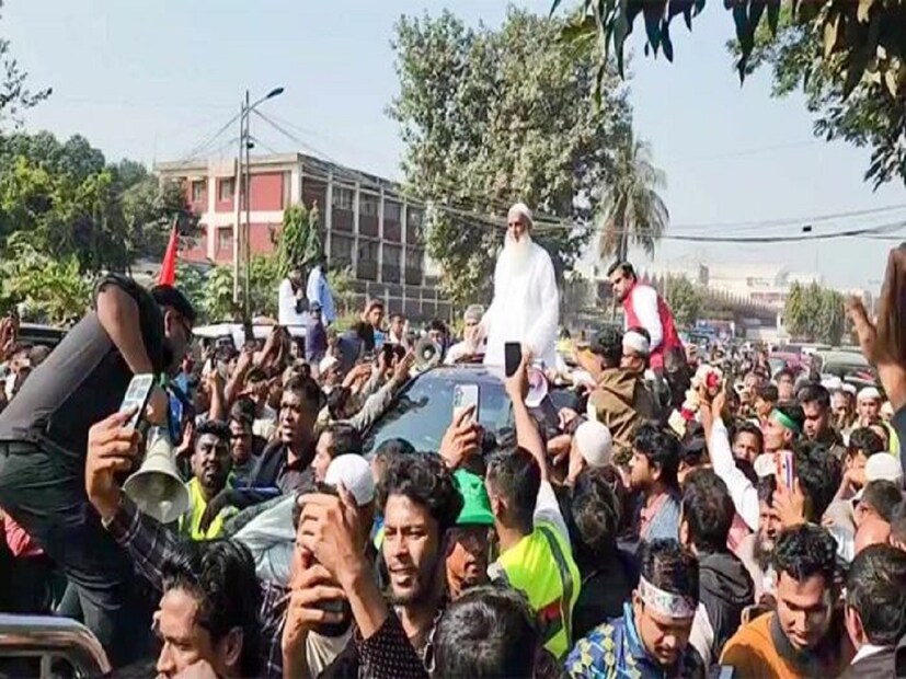 জানা গিয়েছে, শনিবার সৌদি আরব থেকে সৌদি এয়ারলাইনসের একটি ফ্লাইটে ঢাকা পৌঁছন তিনি। স্বদেশে ফিরেই দলীয় নেতাকর্মীদের সঙ্গে নিয়ে বিএনপির প্রতিষ্ঠাতা জিয়াউর রহমানের মাজারে গিয়ে তাঁকে শ্রদ্ধা নিবেদন করেন কায়কোবাদ।  