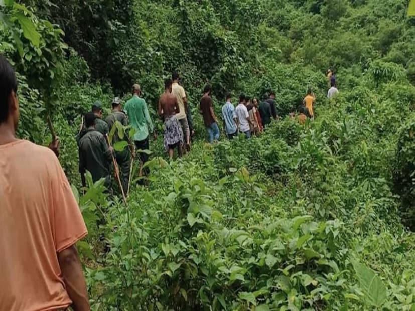 বাংলাদেশে ভয়ঙ্কর কাণ্ড! এবার কক্সবাজারের টেকনাফ পাহাড় থেকে রোহিঙ্গাসহ ১৭ জনকে অপহরণের খবর মিলল। সোমবার সকাল ১১টা নাগাদ উপজেলার হ্নীলা ইউনিয়নের জাদিমুরা পাহাড়ি এলাকায় এই ঘটনা ঘটেছে বলে জানা গিয়েছে। অপহৃতরা বন বিভাগের শ্রমিক হিসেবে পাহাড়ে চারা রোপণ করতে গিয়েছিলেন বলে স্থানীয় সূত্রে খবর।