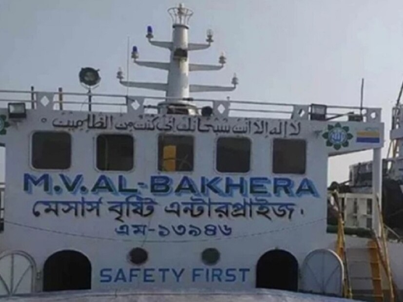 নৌ-পুলিশের চাঁদপুরের অঞ্চলের পুলিশ সুপার সৈয়দ মুশফিকুর রহমান জানান, পণ্যবাহী নৌ যানটিতে থাকা ব্যক্তিদের দেশীয় অস্ত্র দিয়ে আঘাত করে হত্যা করা হয়েছে। তাঁরা সন্দেহ করছেন, শত্রুতা থেকে এই ঘটনা ঘটে থাকতে পারে।