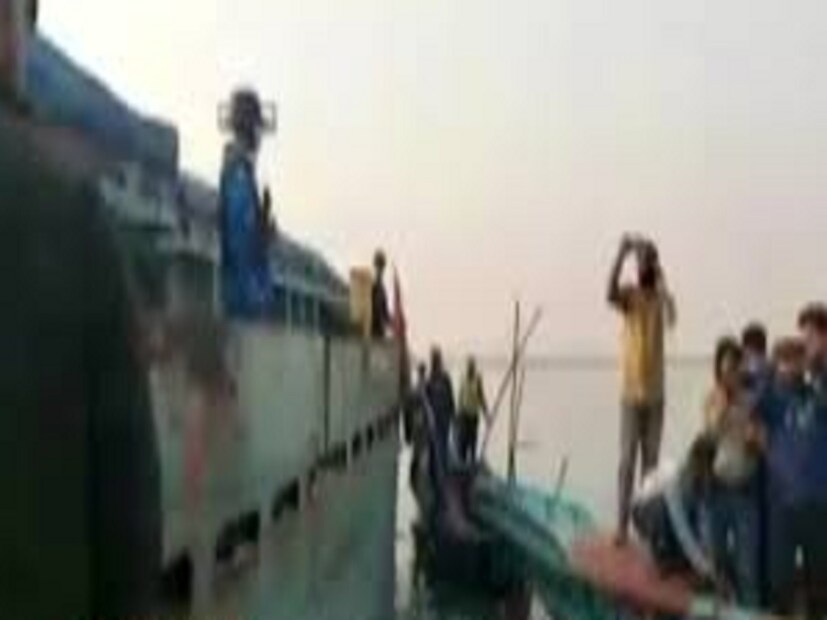 জানা গিয়েছে, জাহাজটি চাঁদপুর সদর থানার অন্তর্গত মেঘনা নদীতে নোঙর করা অবস্থায় ছিল। সেটিতে সার পরিবহন করা হচ্ছিল। নিহতেরা নৌযানটির চালক ও অন্যান্য কর্মী হতে পারেন আশঙ্কা করা হচ্ছে। 