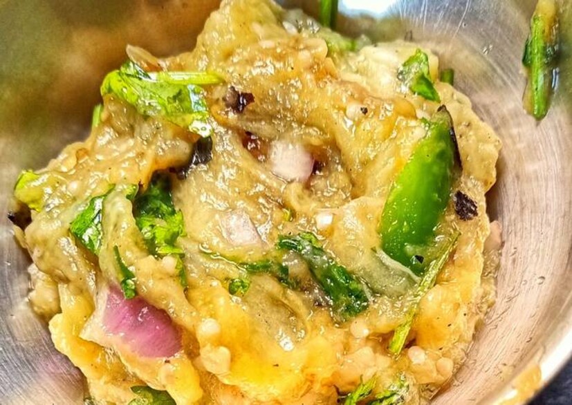 যাঁরা ধূমপান ছাড়তে চান, তাঁদের জন্য বিশেষ কার্যকরী বেগুন পোড়া। বেগুনের কয়েকটি উপাদান ধূমপানের ইচ্ছা কমায়।