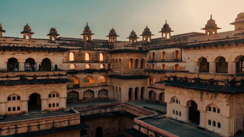 রাজা মহলএই অংশেই রয়েছে রাজার দরবার৷ রাজা মহলের বিভিন্ন স্থানে দেবদেবী, পশুপাখির মূর্তি, খোদিত রয়েছে৷ রাজার মহল চারটি অংশে বিভক্ত ছিল৷ প্রথম অংশ ছিল, দেওয়ানি দরবার৷ মহলের উপরের অংশে থাকতেন রাণিরা৷ তাঁদের এই মহলের প্রত্যক কোণা কাঁচ ও রঙিন কারুকার্যে সজ্জিত ছিল৷ 