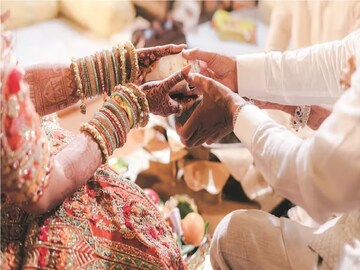 ধুমধাম করে বিয়ে, রিসেপশনের কার্ড বাইরে আসতেই তোলপাড়, নাম দুটো পড়েই চরম হাল...