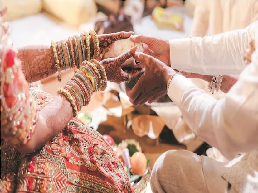 বিয়ের কার্ড নিয়ে তোলপাড় এলাকা৷ বিয়ের রিসেপশনের কার্ড ভাইরাল হতেই  উত্তরপ্রদেশের আলিগড়ে তুলকালাম। বর ও কনের পরিবারের সদস্যরা আশীর্বাদ অনুষ্ঠানের তারিখ ঠিক করে কার্ড ছাপিয়েছিলেন। এই বিয়ের কার্ডের বয়ান পড়ার পর তা ভাইরাল হয়ে যায় সোশ্যাল মিডিয়ায়। Photo- Representative 