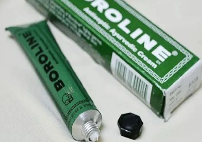 Boroline-শব্দের প্রথম অংশ Boro, এটির উদ্ভব বোরিক পাউডার থেকে। এই বোরিক পাউডারের কিন্তু অ্যান্টিসেপ্টিক বৈশিষ্ট্য রয়েছে। আর Olin শব্দটি ল্যাটিন শব্দ। এর উদ্ভব Olean শব্দ থেকে। এটির মানে তেল।