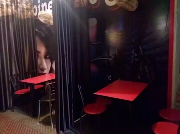ক্যাফের ভিতরে ছোট্ট ছোট্ট কেবিন, পর্দা সরাতেই ঘেমেনেয়ে একসা পুলিশকর্তা...!