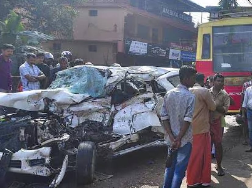 পুলিশ জানিয়েছে, দুর্ঘটনার সময়ে প্রবল বৃষ্টি হচ্ছিল, তাতেই চাকা পিছলে যায়। সেই সময়ে উল্টো দিক থেকে একটি কেরালার সরকারি বাস আসছিল। তাতেই ধাক্কা মারে এসইউভিটি। প্রতীকী ছবি।