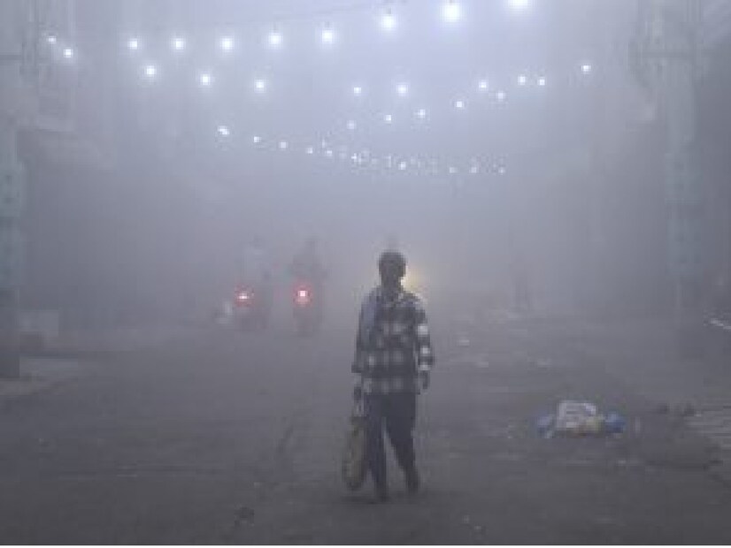 আবহাওয়ার আপডেট, আইএমডি পূর্বাভাস: আগামী ৫ দিন মধ্যপ্রদেশ, পূর্ব রাজস্থান, জম্মু ও কাশ্মীর, লাদাখ, হিমাচল প্রদেশ, পাঞ্জাব, হরিয়ানা, চণ্ডীগড়, দিল্লি, পশ্চিম রাজস্থান, উত্তর প্রদেশ, উত্তরাখণ্ড, ওড়িশা, মধ্য মহারাষ্ট্রে তীব্র থেকে অতি তীব্র শৈত্যপ্রবাহের সম্ভাবনা রয়েছে। সেই সঙ্গে দানা বেঁধেছে ঘন কুয়াশা। 
