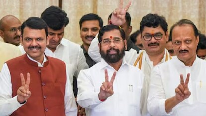 পাহারায় ৪০০০ পুলিশ অফিসার! ফড়ণবীশের শপথে কীভাবে খোয়া গেল ১২ লক্ষ টাকার জিনিস?
পাহারায় ৪০০০ পুলিশ অফিসার! ফড়ণবীশের শপথে কীভাবে খোয়া গেল ১২ লক্ষ টাকার জিনিস?