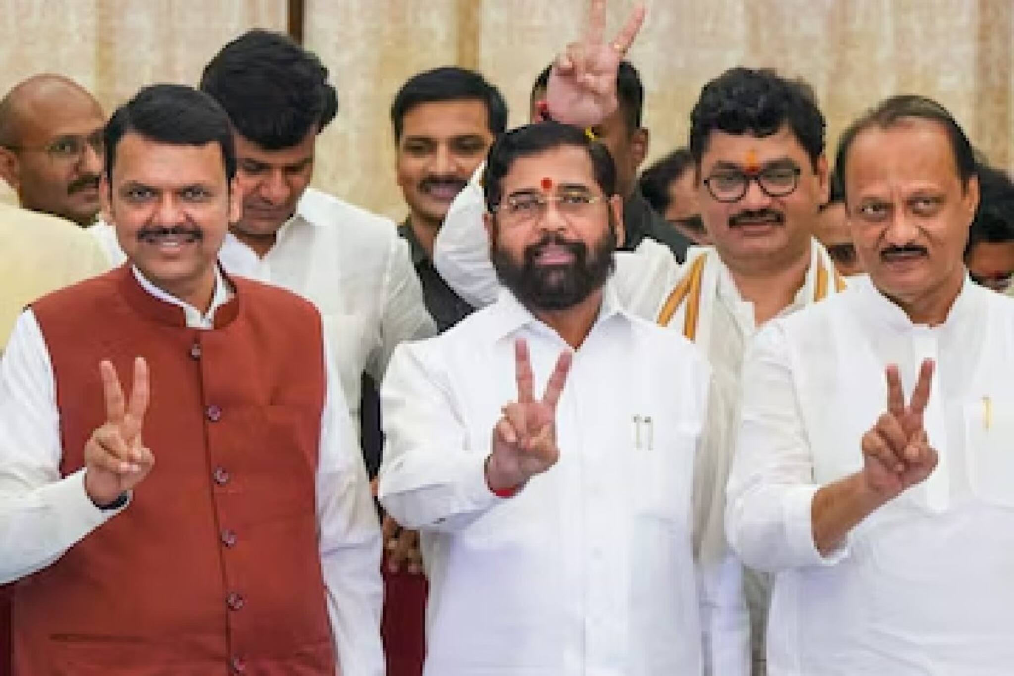 পাহারায় ৪০০০ পুলিশ ! ফড়ণবীশের শপথের সময় কীভাবে খোয়া গেল ১২ লক্ষ টাকার জিনিস?