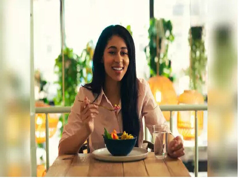 ডায়েটিং বা জিমিং ছাড়াই ওজন হ্রাস করুন (জিম এবং ডায়েটিং ছাড়া ওজন হ্রাস করুন)চিবিয়ে খাবার খান

খাওয়ার সময় মনে রাখবেন তাড়াহুড়ো করে গিলে খাবেন না। আপনি আপনার খাবার যত বেশি চিবাবেন, আপনার স্বাস্থ্যের জন্য তত বেশি উপকারী হবে। আসলে আপনার মস্তিষ্ক এই প্রক্রিয়াটি সম্পূর্ণ করতে সময় নেয়।