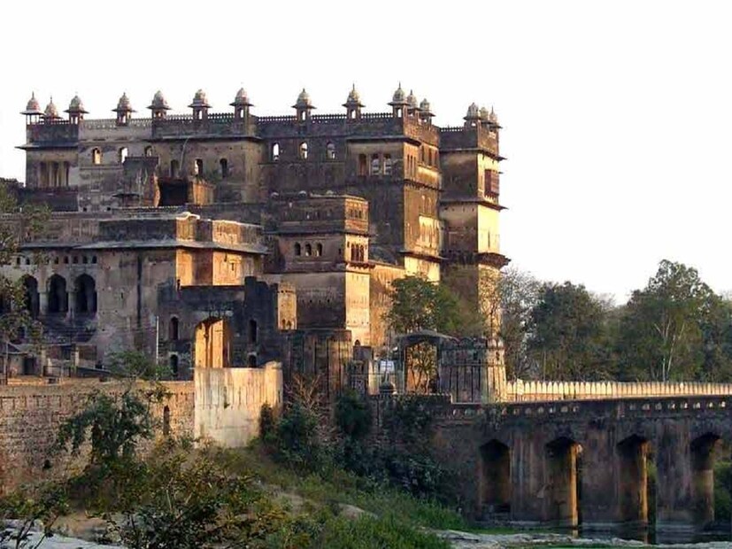 এই দুর্গের ভিতর নানা ধরনের মহল রয়েছে৷ দুর্গের মূল প্রবেশদ্বারটি কাঠের৷ প্রবেশদ্বারে লাগানো রয়েছে লোহার মোটা কাঁটা৷ 