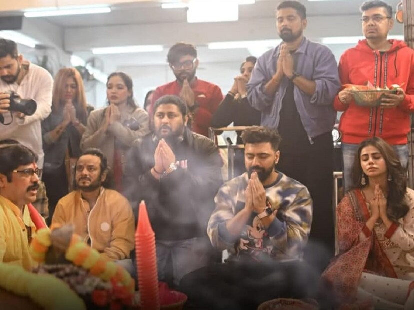 দেবের কথায় কমফোর্ট জোন থেকে বেরিয়ে এসে দর্শকদের নতুন কিছু উপহার দেওয়াই তাঁর প্রধান লক্ষ্য৷ 