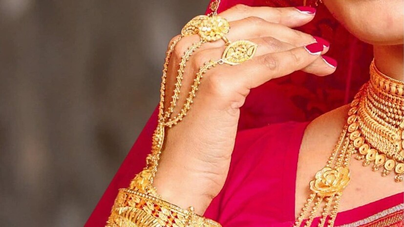 বিশেষজ্ঞরা বলছেন, আগামী কয়েক মাসে সোনার চাহিদা বাড়তে চলেছে। সোনার দামে এর ব্যাপক প্রভাব পড়ার সম্ভাবনা রয়েছে। তাহলে কি এখন সোনা কিনে রাখার সঠিক সময় ? যদি তাই হয় তাহলে অবশ্যই চেক করে নিন সোনা ও রুপোর লেটেস্ট দাম ৷