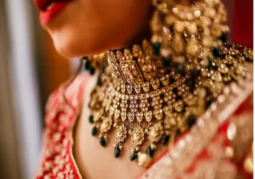 ওই মহিলা মেয়ের বিয়ের জন্য জমিয়ে রাখা গয়না ও ৫০ হাজার টাকাও নিয়ে গিয়েছেন বলে জানা যায়। ঘটনাটি ওরাই কোতোয়ালির অন্তর্গত বাঘোরা এলাকার।