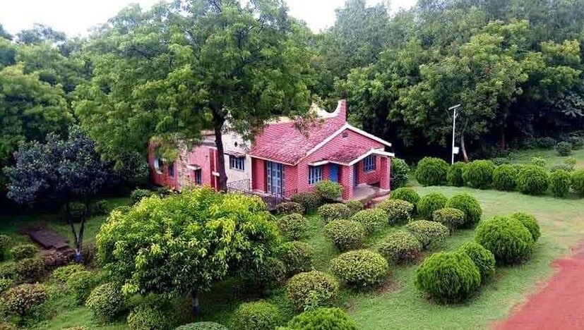 বাসে এলে আপনাকে নামতে হবে মেদিনীপুর বাসস্ট্যান্ডে। সেখান থেকে অটোতেই আসা যাবে এই পার্কে। অন্যদিকে একি ভাবে মেদিনীপুর স্টেশনে নেমে সেখান থেকে অটো ধরে পৌঁছাতে পারবেন গোপগড় ইকোপার্ক। অথবা প্রাইভেট গাড়ি করে পৌঁছাতে পারবেন সেখানে। গুগল লোকেশন: https://maps.app.goo.gl/NVboqoedCcrQv4fx6