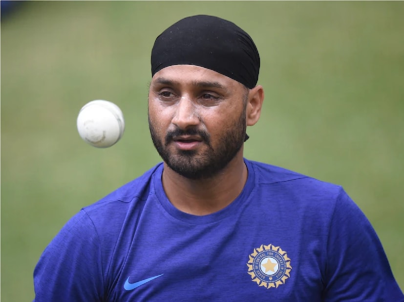 ম্যাচের দ্বিতীয় দিনে ভারতীয় দলের কৌশল নিয়েও প্রশ্ন তুলেছিলেন পূজারা ও হরভজন। তিনি বলেছিলেন যে ট্র্যাভিস হেডের বিরুদ্ধে কোনও পরিকল্পনা ছিল বলে মনে হয়নি। যেখানে তিনি তার শট খেলেন সেখানেই তাকে বোলিং করান।হরভজন সিং বলেন, মাথার বিরুদ্ধে বাউন্সার কৌশল থাকা উচিত ছিল, যা দেখা যায়নি। সব মিলিয়ে অস্ট্রেলিয়ার বিরুদ্ধে তৃতীয় টেস্টে ভারতীয় দল শুধু মাঠে ব্যাকফুটেই নয়, ড্রেসিংরুমের পরিবেশ নিয়েও প্রশ্ন রয়েছে।