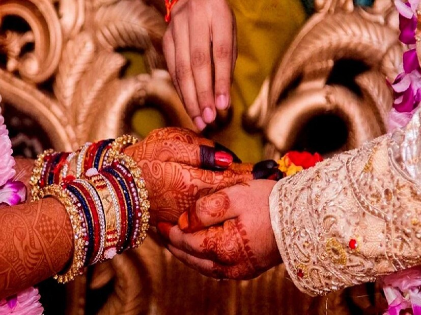 বাড়ি থেকে পালানোর আগে স্ত্রী তাঁর মেয়ের বিয়ের জন্য রাখা ৫০ হাজার টাকা এবং গয়না নিয়ে যান। অরবিন্দ অভিযোগ করেন যে, তিনি বহুবার ওরাই থানায় তাঁর সমস্যার কথা জানালেও, তাঁকে কোনও সাহায্য করা হয়নি।