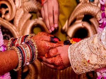 Marriage Chaos: ফুলসজ্জার রাতে স্বামী-সহ গোটা পরিবারকে ধোকা কণের! দুধে ঘুমের ঔষুধ মিশিয়ে গায়েব লক্ষাধিক টাকা, গয়না… Marriage Chaos: ফুলসজ্জার রাতে স্বামী-সহ গোটা পরিবারকে ধোকা কণের! দুধে ঘুমের ঔষুধ মিশিয়ে গায়েব লক্ষাধিক টাকা, গয়না…