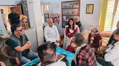 সুপ্রকাশবাবুকে সাহায্যের জন্য পাঠালেন খোদ মুখ্যমন্ত্রী। ছবি- নিজস্ব সুপ্রকাশবাবুকে সাহায্যের জন্য পাঠালেন খোদ মুখ্যমন্ত্রী। ছবি- নিজস্ব