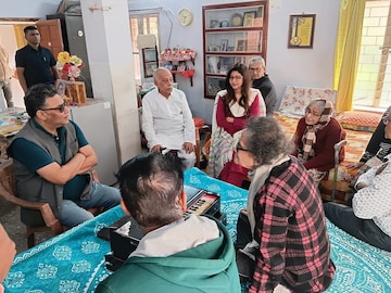 সুপ্রকাশবাবুকে সাহায্যের জন্য পাঠালেন খোদ মুখ্যমন্ত্রী। ছবি- নিজস্ব