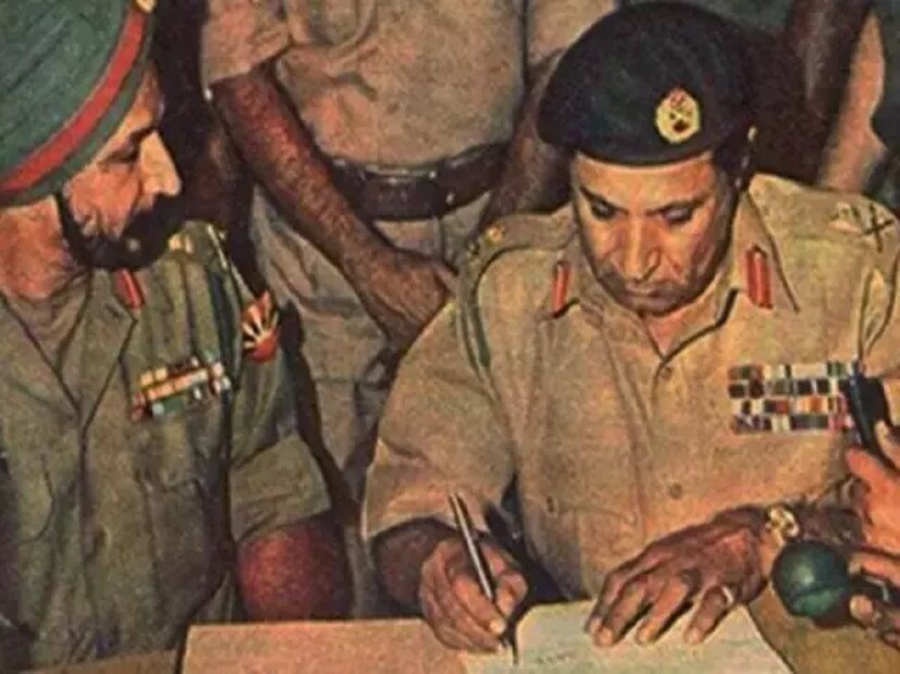 জগজিত সিং অরোরা ১৯৩৯ সালে ইন্ডিয়ান মিলিটারি একাডেমি থেকে স্নাতক ডিগ্রি অর্জন করেন এবং ২য় পাঞ্জাব রেজিমেন্টে কমিশনড পদ পান। ১৯৬১ সালে চিনা সামরিক বাহিনীকে মোকাবেলা করতে সীমান্ত এলাকায় সফলতার সঙ্গে নেতৃত্ব দেন এবং ওই সময়েই তিনি ব্রিগেডিয়ার হিসেবে পদোন্নতি পান।