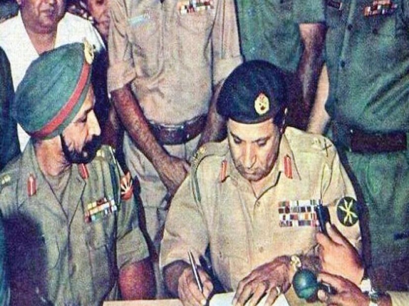 ভারতে ব্যান্ডউইথ ট্রানজিট করবে না বাংলাদেশ৷ গত কয়েকদিনে বাংলাদেশ জুড়ে যে চরম ভারত বিদ্বেষের পরিবেশ তৈরি হয়েছে, এই সিদ্ধান্তের মাধ্যমে কার্যত তাতেই সিলমোহর দিয়েছে বাংলাদেশের অন্তর্বর্তী সরকার৷ কিন্তু এই বাংলাদেশের স্বাধীনতার সঙ্গে জুড়ে রয়েছে ভারতই। ভারত সাহায্যের হাত না বাড়ালে বাংলাদেশের একার পক্ষে স্বাধীনতা পাওয়া সম্ভবই ছিল না। এমনকী পাকিস্তানকে পর্যুদস্ত করতে বাংলাদেশ ও ভারত মিলে যে মিত্রবাহিনী তৈরি করে, তার প্রধানও করা হয় এক ভারতীয়কেই। কে জানেন তিনি? আসুন আজ সেই গল্পই জানুন...