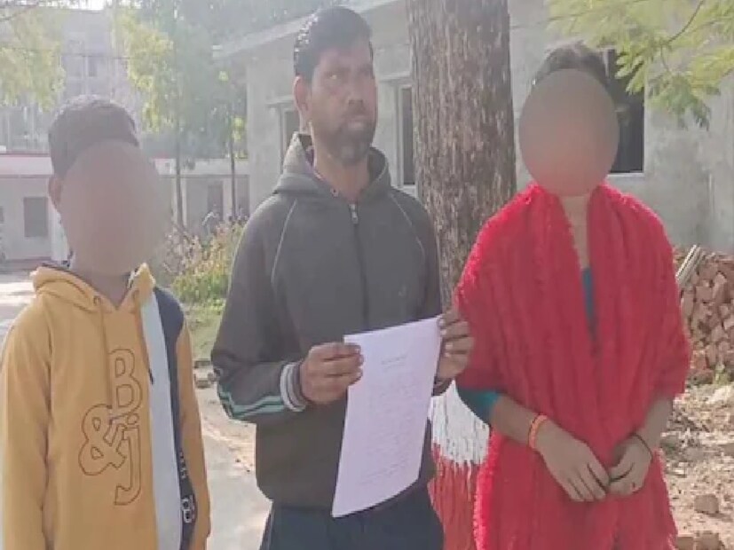 এলাকার বাসিন্দা অরবিন্দ কুমার পুলিশের সুপারিনটেনডেন্টের কাছে অভিযোগ জানিয়েছেন যে, একই এলাকার বাসিন্দা গুলশাদ নামের এক ব্যক্তি তাঁর স্ত্রীকে নিয়ে পালিয়ে গেছেন।