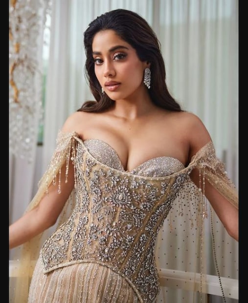 জাহ্নভি কাপুরের ওজন কমানোর জার্নি এবং গোপন টিপস: বলিউড অভিনেত্রী জাহ্নবী কাপুর শুধুমাত্র তাঁর অভিনয়ের জন্যই পরিচিত নন, তার ফিটনেসের জন্যও চর্চিত৷ জাহ্নবী সম্প্রতি তার ওজন কমানোর পদ্ধতি শেয়ার করেছেন, যা তাঁর ভক্তদের অনুপ্রাণিত করেছে। জেনে নিন এবং নায়িকার থেকে ফিটনেস টিপস নিয়ে আপনিও হয়ে উঠতে পারেন ঝরঝরে৷ 