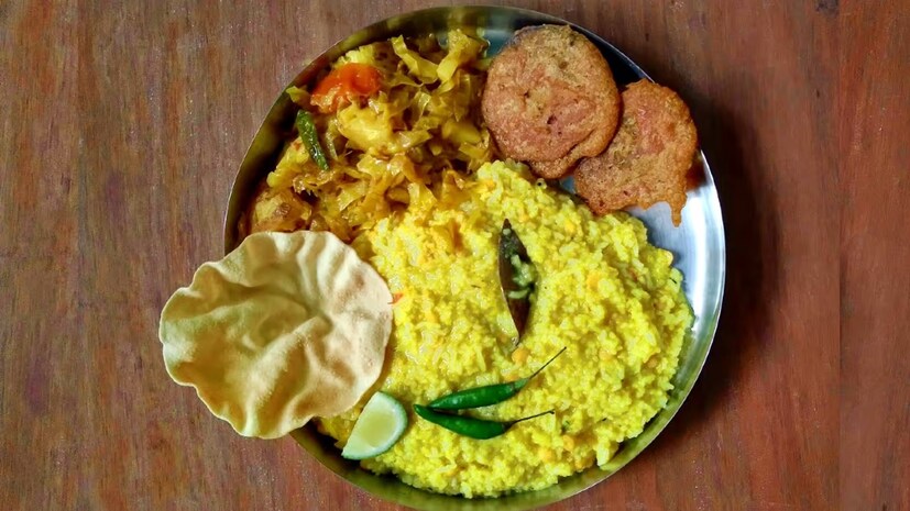 শোনা যায়, তিনি দিনেরবেলা একবার সাধন কুটির থেকে বেরিয়ে ভিক্ষা করতেন৷ সেখানে চাল, ডাল, আলু, সবজি এইসব ভিক্ষায় পেতেন৷ 