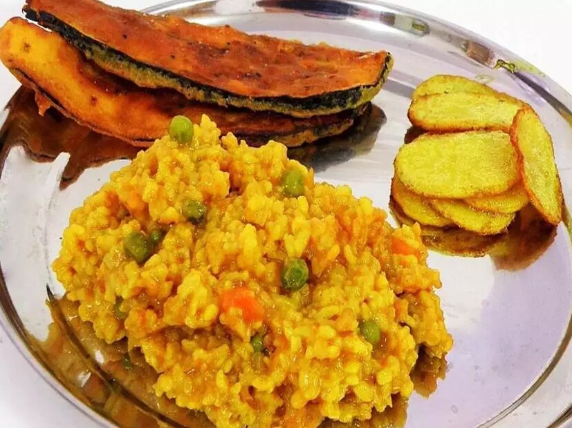 জগন্নাথ সব সময় ডাল, আলু সবজি একসঙ্গে মিশিয়ে রান্না করতেন৷ খিডুড়িও একইভাবে রান্না করতেন তিনি৷ 