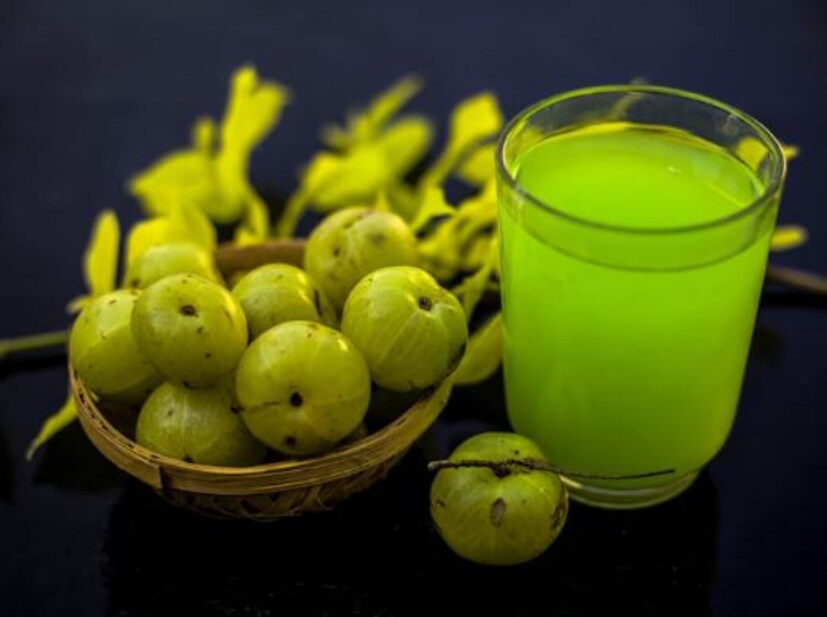 আমলা জুস- শীতকালে আমলকি পাওয়া যায়৷ আমলার রসে রয়েছে ভিটামিন সি, অ্যান্টিঅক্সিডেন্ট এবং ফ্ল্যাভোনয়েড, যা লিভারের কার্যকারিতা বাড়াতে সাহায্য করে। এটি লিভারকে ডিটক্সিফাই করে এবং শরীর থেকে ক্ষতিকারক টক্সিন দূর করতে সাহায্য করে। আমলার রস লিভারের প্রদাহ কমাতে এবং ফ্যাটি লিভারের মতো সমস্যা থেকে দূরে রাখে। উপরন্তু, এটি লিভারের কোষগুলিকে পুনরুদ্ধার করে, যার ফলে লিভারের কার্যকারিতা উন্নত হয়। নিয়মিত আমলার রস পান করলে লিভারের স্বাস্থ্যে ইতিবাচক পরিবর্তন আসে। 