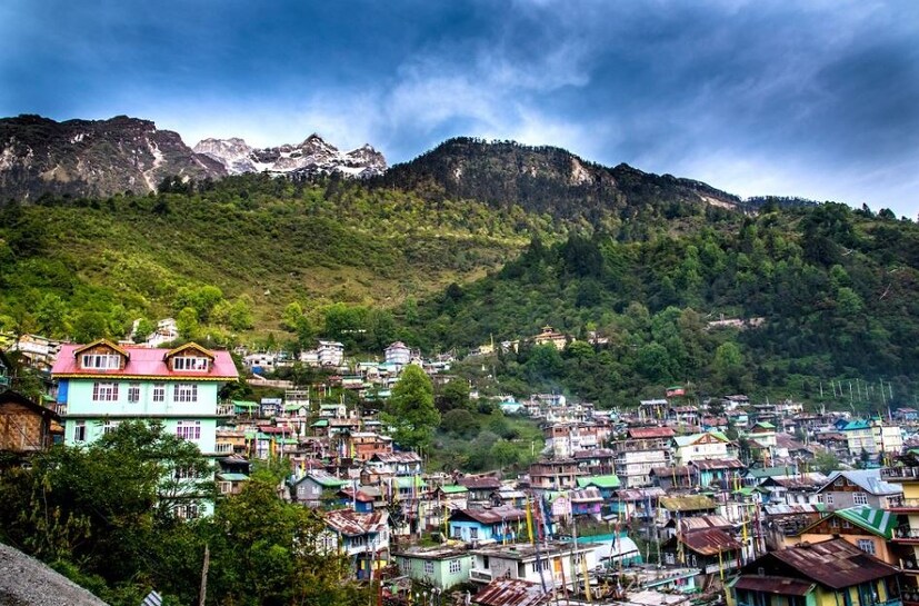 দার্জিলিং সিকিম তো অনেক ঘুরেছেন , এই মরশুমে ঘুরে আসুন কালিম্পং এর এক অজানা গ্রামে। চারিদিকে মেঘে ঢাকা পাহাড় আর মন মুগ্ধ করা সবুজের সমারোহ । তার মাঝে এক কাপ দার্জিলিং চা হাতে পাহাড়ের কোলে বসে প্রকৃতিকে উপভোগ করতে কার না ভালো লাগে। পাশাপাশি রাতের অন্ধকারে জোনাকির মতো জ্বলতে থাকা পাহাড়ি গ্রামের সৌন্দর্যতা যেন আপনার মন জয় করে নেবে নিমিষেই । (অনির্বাণ রায়) দার্জিলিং সিকিম তো অনেক ঘুরেছেন , এই মরশুমে ঘুরে আসুন কালিম্পং এর এক অজানা গ্রামে। চারিদিকে মেঘে ঢাকা পাহাড় আর মন মুগ্ধ করা সবুজের সমারোহ । তার মাঝে এক কাপ দার্জিলিং চা হাতে পাহাড়ের কোলে বসে প্রকৃতিকে উপভোগ করতে কার না ভালো লাগে। পাশাপাশি রাতের অন্ধকারে জোনাকির মতো জ্বলতে থাকা পাহাড়ি গ্রামের সৌন্দর্যতা যেন আপনার মন জয় করে নেবে নিমিষেই । (অনির্বাণ রায়)