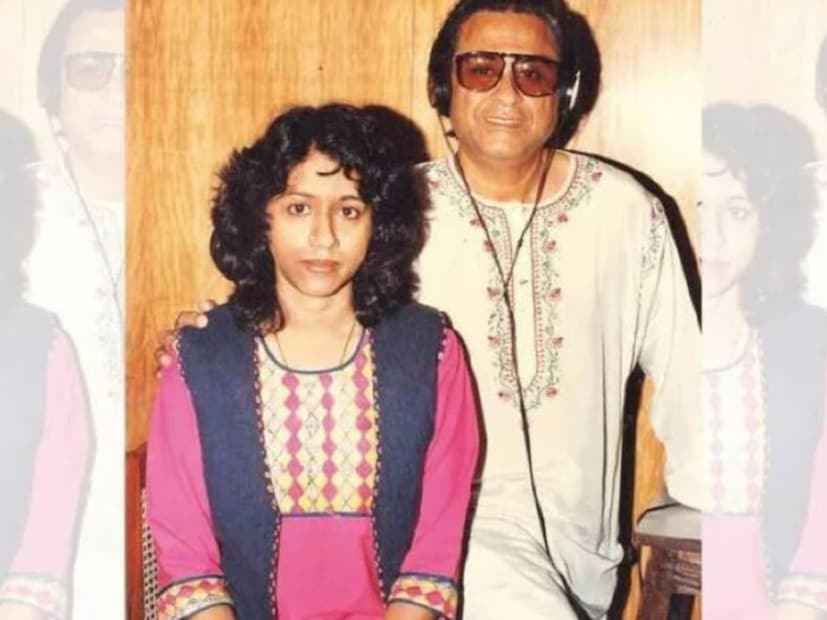 বয়স তখন মাত্র ৮। ছোট্ট মেয়েটি একটি সংগীত প্রতিযোগীতায় জিতে নিয়েছিলেন স্বর্ণপদক। সেই শুরু। গত ৫০ বছর ধরে গান গেয়ে চলেছেন। ঝুলিতে গানের সংখ‍্যা প্রায় ৫০,০০০। তাঁর সুরেলা কণ্ঠ ভারতীয় সিনেমায় প্রেমের নতুন সংজ্ঞা তৈরি করেছে। 