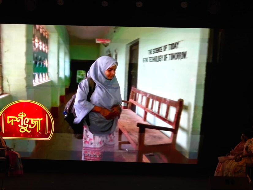 মা-বাবাকে তাঁর স্বপ্নের কথা বোঝাতে না পারার কষ্ট রয়েছে। তবুও মুর্শিদাবাদের জুলেখা পড়াশোনা চালিয়ে যাওয়ার লড়াইটা ছাড়েননি। জুলেখা অনুপ্রেরণা হোক আরও অনেকের। ‘দশভুজা’ জুলেখা খাতুনকে নিউজ18 বাংলার শুভেচ্ছা।