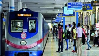 Kolkata Metro Bangladesh controversy: যাত্রী মাতৃভাষায় টিকিট চাইলে মেট্রোকর্মী হিন্দিতে তার উত্তর দেন। প্রতিবাদ করায় যাত্রীকে বলা হয়, "বাংলা বাংলা করবেন না তাহলে এটাও বাংলাদেশ হয়ে যাবে।" 