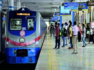 Kolkata Metro Bangladesh controversy: যাত্রী মাতৃভাষায় টিকিট চাইলে মেট্রোকর্মী হিন্দিতে তার উত্তর দেন। প্রতিবাদ করায় যাত্রীকে বলা হয়, "বাংলা বাংলা করবেন না তাহলে এটাও বাংলাদেশ হয়ে যাবে।" 