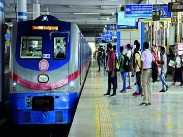 Kolkata Metro Bangladesh controversy: যাত্রী মাতৃভাষায় টিকিট চাইলে মেট্রোকর্মী হিন্দিতে তার উত্তর দেন। প্রতিবাদ করায় যাত্রীকে বলা হয়, "বাংলা বাংলা করবেন না তাহলে এটাও বাংলাদেশ হয়ে যাবে।" 