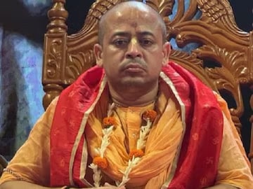চিন্ময় কৃষ্ণ প্রভুর পক্ষে দাঁড়ালেন না কোনও আইনজীবী! ১ মাস পিছিয়ে গেল জামিন মামলার শুনানি