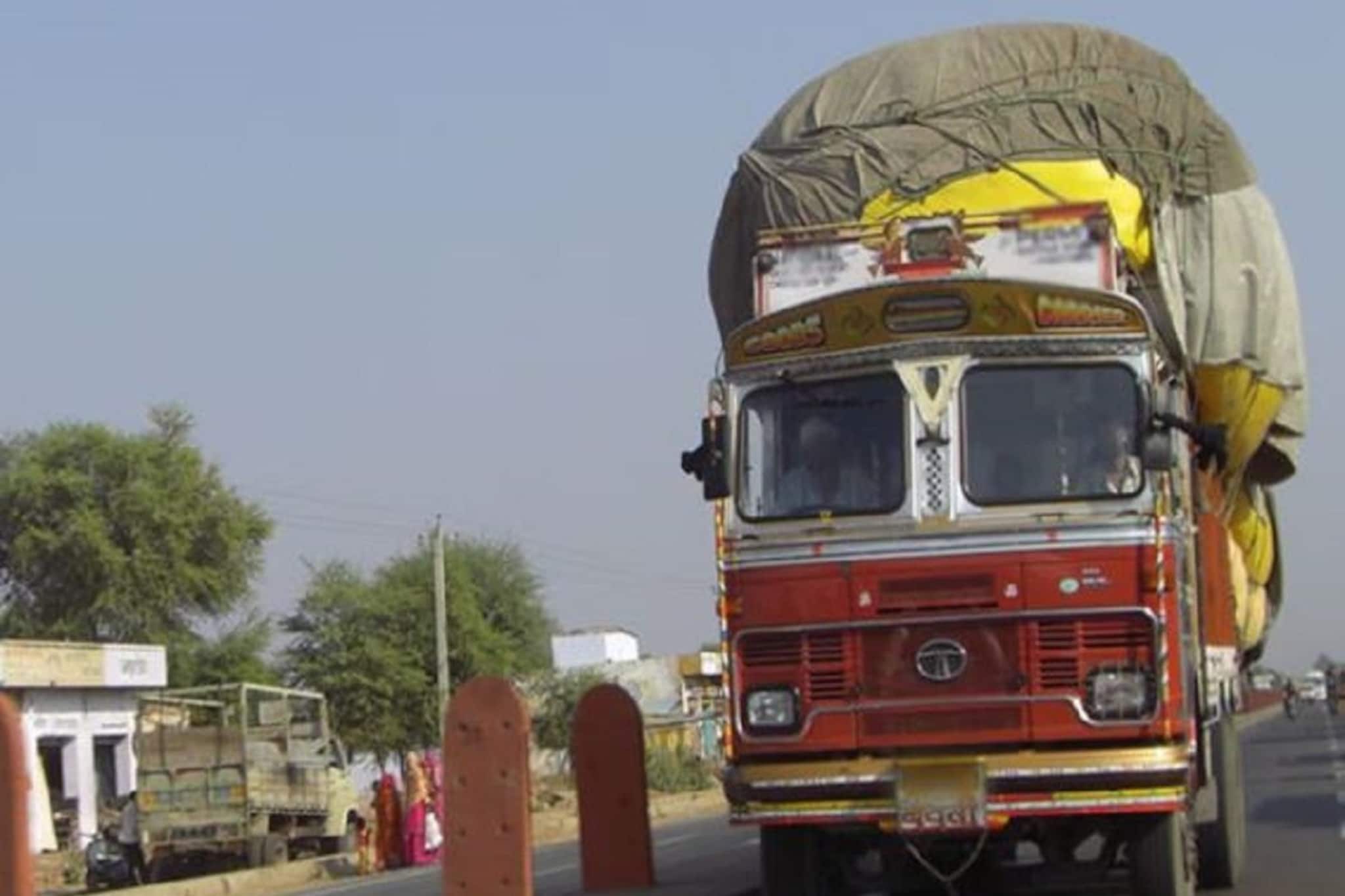 রাতের অন্ধকারে রেপরোয়া লরি পিষে দিল ফুটপাতে থাকা শ্রমিকদের,স্পিডের বলি ১,আহত ২