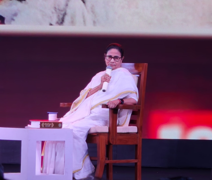 মুখ্যমন্ত্রী আরও বলেন, “পাকিস্তান, বাংলাদেশ এবং ভারত আগে এক রাষ্ট্র ছিল, কিন্তু দেশভাগের পরে তারা আলাদা হয়ে যায়। তবুই বিভিন্ন প্রয়োজনে পরিবার, বাণিজ্য রয়েছে দেশগুলির মধ্যে। বাংলাদেশের সম্প্রীতির সুরে মমতা জানান, ভারত-বাংলাদেশের মধ্যে ভৌগলিক সীমান্ত থাকলেও আমাদের মনের মধ্যে কোনও সীমান্ত নেই। তাঁরা ভাল থাক”।মুখ্যমন্ত্রী আরও বলেন, “পাকিস্তান, বাংলাদেশ এবং ভারত আগে এক রাষ্ট্র ছিল, কিন্তু দেশভাগের পরে তারা আলাদা হয়ে যায়। তবুই বিভিন্ন প্রয়োজনে পরিবার, বাণিজ্য রয়েছে দেশগুলির মধ্যে। বাংলাদেশের সম্প্রীতির সুরে মমতা জানান, ভারত-বাংলাদেশের মধ্যে ভৌগলিক সীমান্ত থাকলেও আমাদের মনের মধ্যে কোনও সীমান্ত নেই। তাঁরা ভাল থাক”।
